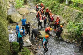 Sunset di Kebun gelar aksi bersih Ciliwung peringati Hari Bumi