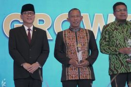 Bupati Syarwani Raih National Governance Awards 2026