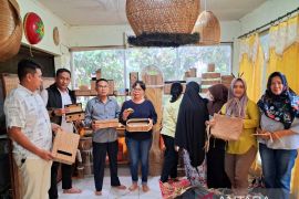 Dinas Koperasi dan UMKM Babel monitoring bantuan ATBM Deshanda Craft