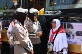 Polres Tabalong kawal Calon Jemaah Haji Kloter 3 menuju embarkasi