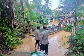 Polda Jambi bantu evakuasi korban banjir di Merangin dan Sarolangun