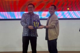 Arif Fathoni terima penghargaan sebagai tokoh penggerak akuntabilitas