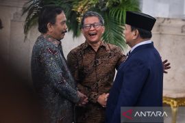 Momen Rocky Gerung berbincang dengan Teddy dan Prabowo di Istana
