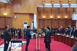Anas Karno dilantik jadi anggota DPRD Surabaya gantikan Adi Sutarwijono