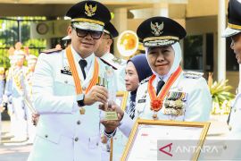Khofifah terima penghargaan EPPD 2025 dari Mendagri