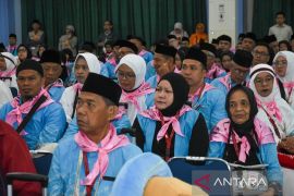 Plt Dirut BRK Syariah Dampingi Plt Gubri Lepas JCH Riau di Batam