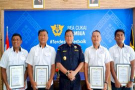 Bea Cukai Atambua berikan penghargaan empat polisi Polres Belu