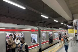 Penumpang KRL ke arah Bekasi tertahan di Stasiun Manggarai
