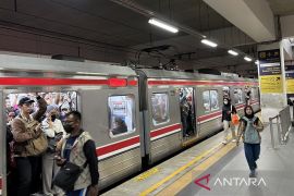 Ratusan penumpang KRL ke arah Bekasi tertahan di Stasiun Manggarai