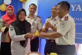 Rayakan HBP ke-62, Lapas Narkotika Rumbai Salurkan Gerobak untuk UMKM
