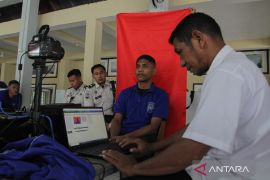 Melihat proses perekaman KTP elektronik warga binaan di Rutan Larantuka