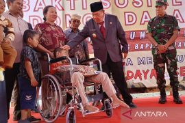 Gubernur Babel serahkan bansos untuk tangani kemiskinan