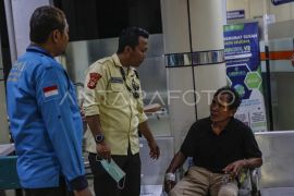 Perawatan korban kecelakaan kereta api di Bekasi Timur