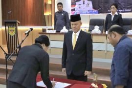 Bupati Gunung Mas lantik dua pejabat dan puluhan kepala sekolah