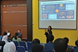 Dubes untuk ASEAN berdialog dengan siswa SMA di Semarang