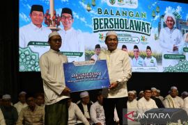 Bank Kalsel berikan sejumlah santunan saat kegiatan Balangan Bersholawat