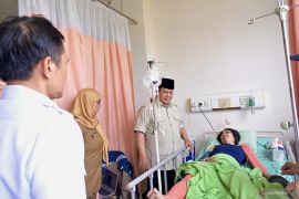 Prabowo jenguk korban kecelakaan kereta di RSUD Bekasi