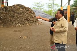 Prabowo tinjau pengolahan sampah menjadi genteng di Banyumas