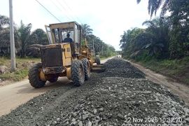 PT. Arara Abadi Bangun 4 KM Jalan Aspal Tipe A Program CSR