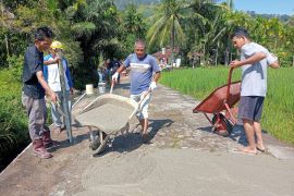 Kolaborasi warga dan PT Semen Padang, Jalan Baringin--Tarantangterus dibenahi