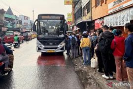 Pengguna KRL Commuter Line Cikarang beralih ke bus Trans Wibawa Mukti