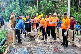 Polisi bangun jembatan di Desa Aek Mata dukung Asta Cita
