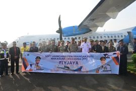 Gubernur Sulsel luncurkan penerbangan perdana rute Masamba-Makassar PP