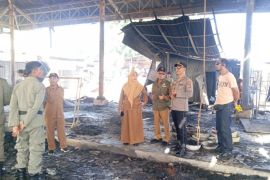 Jual beli di Pasar Peringgebaya Lombok Timur diharapkan tetap berjalan