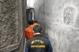 Polisi evakuasi jasad pria yang telah membusuk di Cicendo Bandung