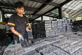 PDU Palangka Raya ubah limbah plastik jadi paving block