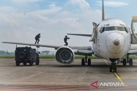 Kopaska TNI AL latihan evakuasi bahan peledak di pesawat