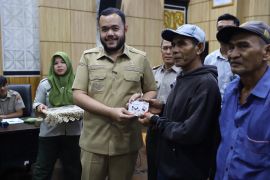 Langkah konkret pemulihan pascabencana, Wako Fadly Amran salurkan bantuan bagi 55 KK korban banjir bandang