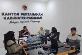 Pegawai Kantor Pertanahan Pasaman ikuti zoom meeting Bimtek SBK tingkatkan pemahaman standar biaya keluaran tahun 2026
