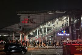 Penumpang Argo Bromo Anggrek diangkut bus kembali ke Stasiun Gambir