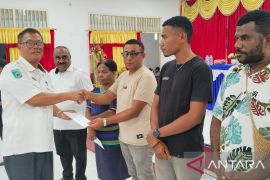 Kota Sorong salurkan bantuan modal usaha Rp165 juta kepada pengusaha OAP