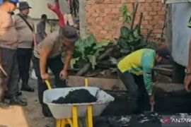 Cegah banjir, Polrestabes Palembang inisiasi gotong royong bersihkan drainase