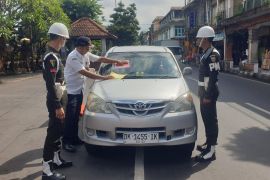 Dishub Denpasar tertibkan kendaraan parkir di bahu jalan