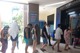 Polresta Denpasar serahkan 26 WNA Filipina dan Kenya korban penyekapan ke Imigrasi
