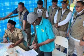 Tembus laut, Bulog salurkan bantuan pangan ke Pulau Bawean