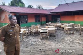 Bupati Merangin tinjau dan salurkan bantuan korban banjir di Tiang Pumpung