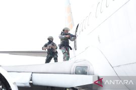 Kopaska TNI AL latihan penjinakan bom dalam simulasi pembajakan pesawat