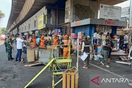 Petugas gabungan tertibkan PKL liar di Pasar Roa Malaka