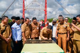 Pemkab Karimun resmikan jembatan antardesa perkuat konektivitas masyarakat