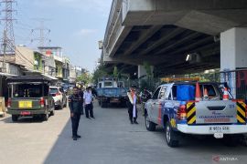 Petugas gabungan derek mobil yang parkir liar di Cipinang Jaktim