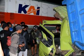 Kecelakaan KA Dhoho dengan truk di Blitar