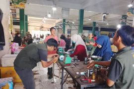 Disperindagkop-UKM Bangka Tengah tera ulang timbangan pedagang
