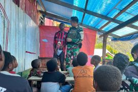 Satgas Yonif 511 tanamkan semangat nasionalisme anak-anak Kanggime Tolikara