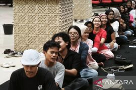 Peserta lokakarya teater Taman Budaya Sumbar pelajari tema Menimbang Tradisi untuk konsep pertunjukan
