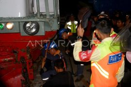 Kecelakaan KA Dhoho dengan truk mogok di perlintasan sebidang