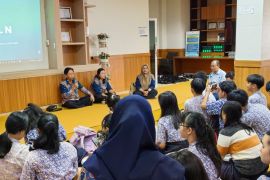 Siswa SMP YPK Air Kenanga belajar energi di PLTU Air Anyir
